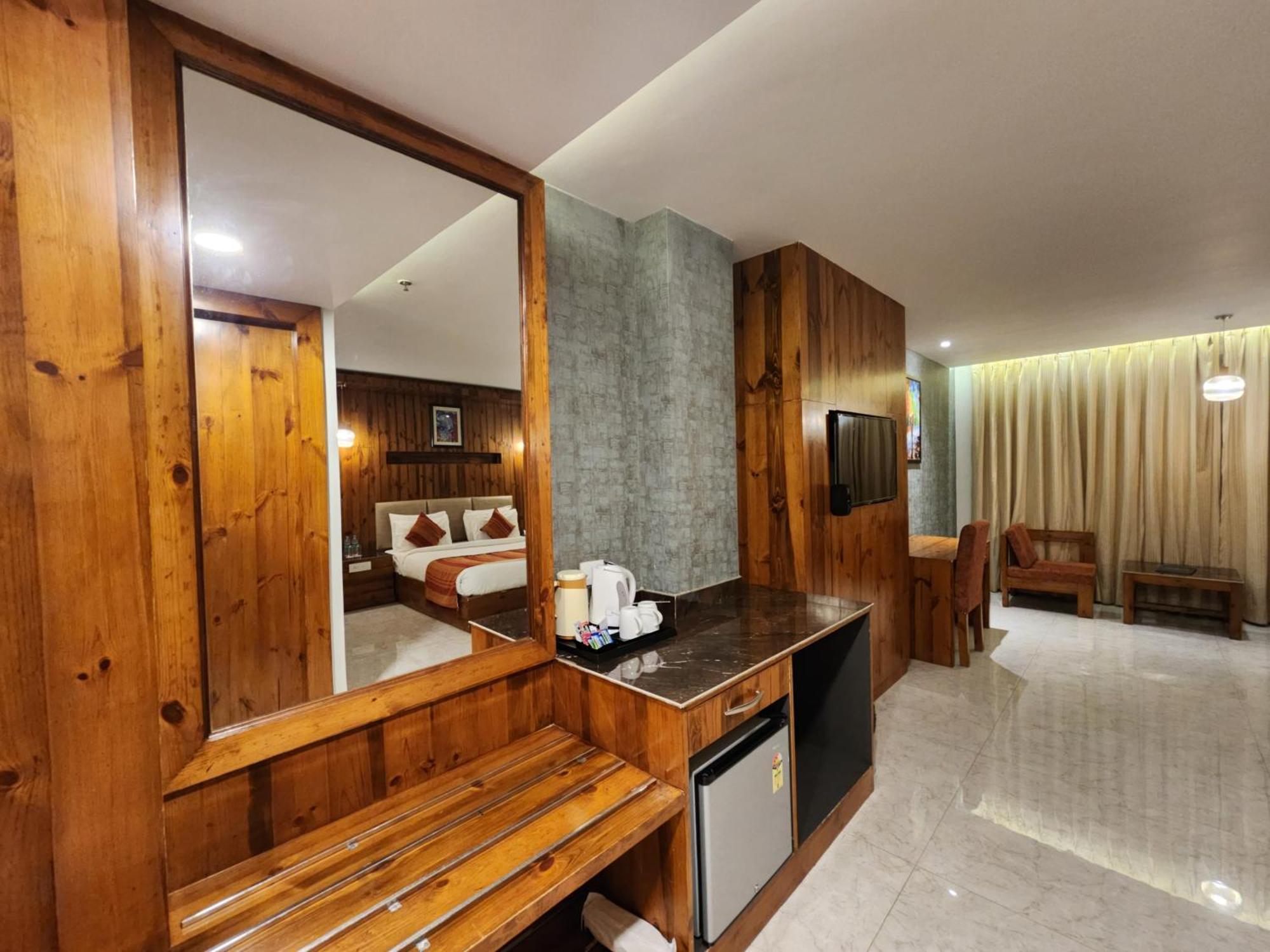 Golden Fern Resort Шимла Екстериор снимка
